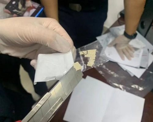 深圳郵局海關在文件當中發現新型毒品。網上圖片