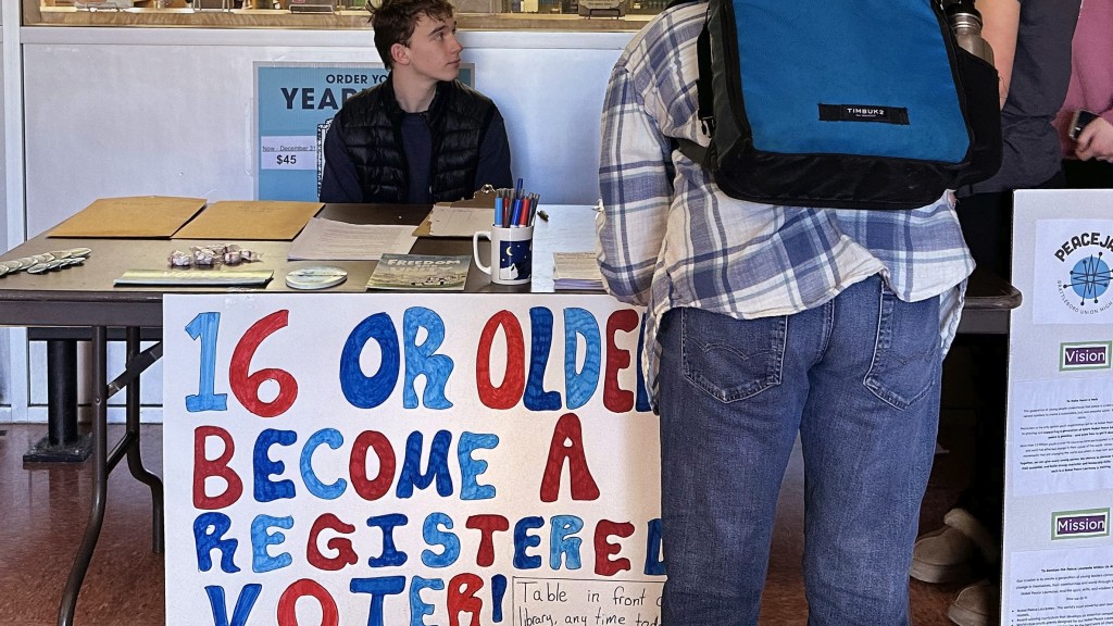 有高中在校內設立登記站，呼籲今年11月滿18歲可以投票選總統的人登記做選民。  美聯社