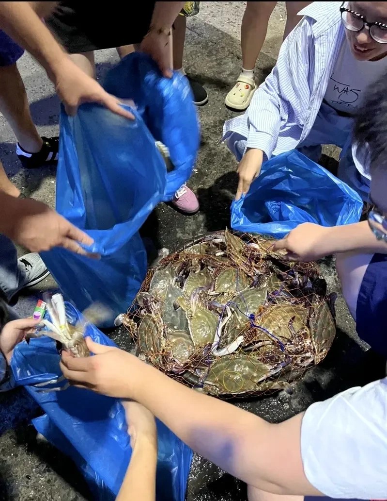 年輕人及遊客興起到寧波批發市場「夾份」買梭子蟹。小紅書