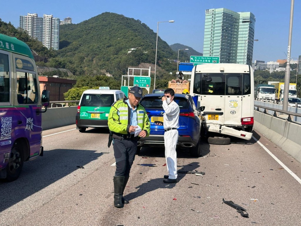 衞生署小巴與私家車相撞。