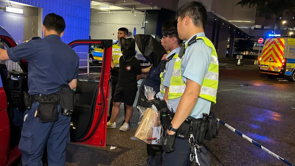 警方將男司機及男乘客拘捕，並帶返警署作進一步調查。蔡楚輝攝