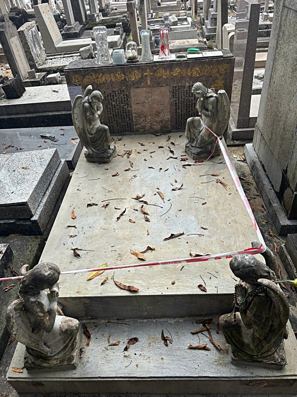 林黛墳墓石板上疑有一些油漆遮蓋塗鴉的痕跡。曾志恆攝 林黛墳墓石板上疑有一些油漆遮蓋塗鴉的痕跡。曾志恆攝