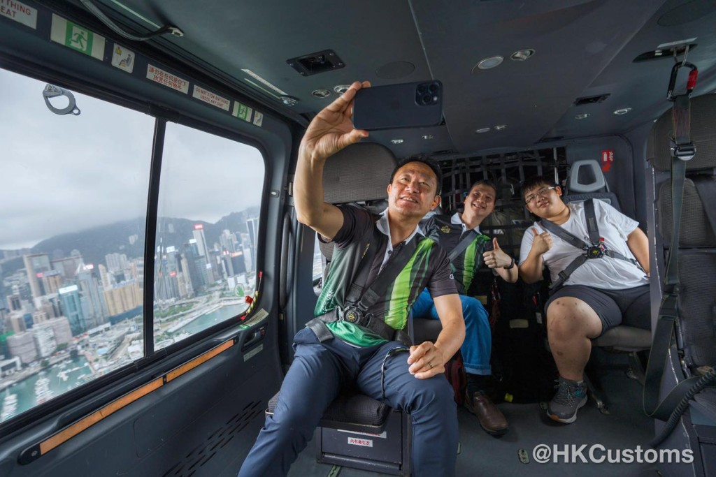 陈子达（前）与学员在直升机上合照。海关fb