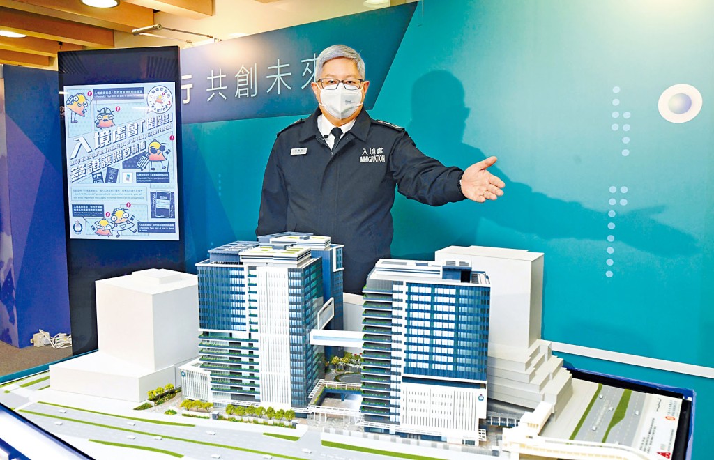 入境處處長區嘉宏展示入境處位於將軍澳的新大樓模型，兩座大樓樓高十八層。