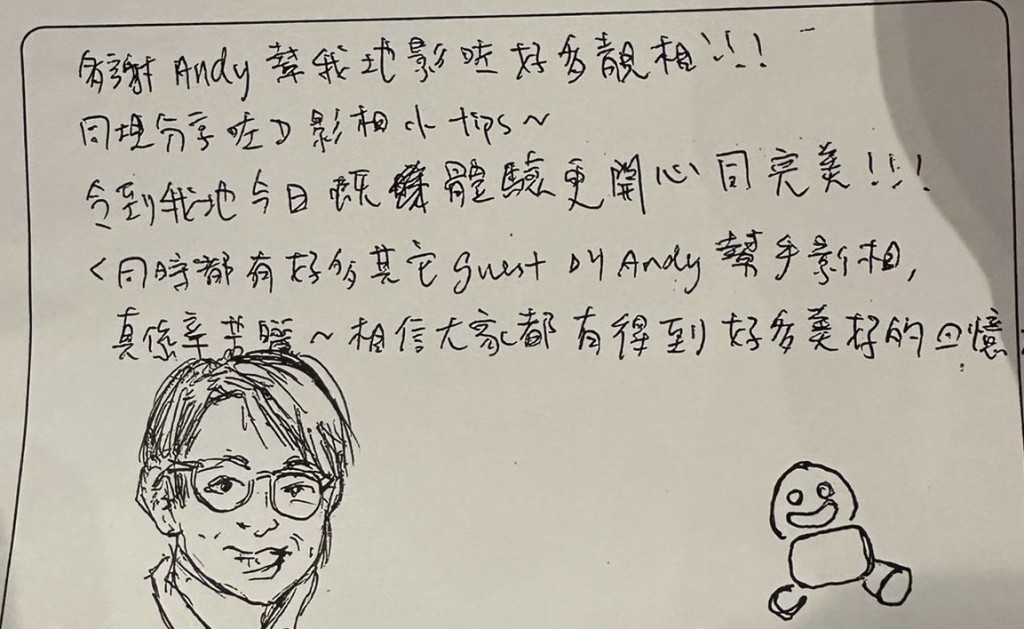 Andy日常在打理各個園區時，更會主動為賓客拍照，並因而獲讚賞和表揚信。(香港迪士尼提供)