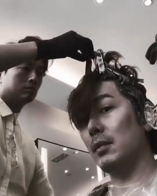 郑家麒是郑梓浩御用发型师。