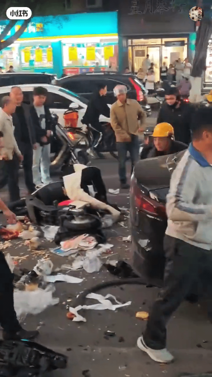 路上一片狼藉，有人倒地不起。