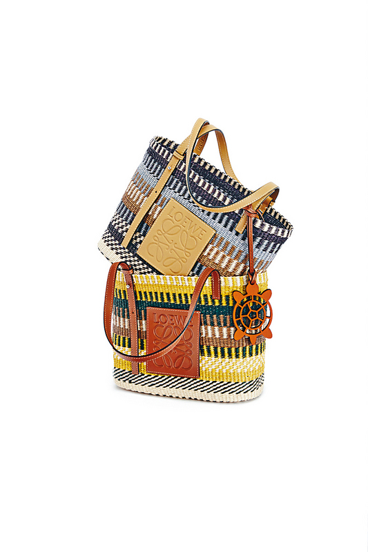 方形彩虹色調織籃/各/$5,300，明天起於Loewe期間限定店發售。