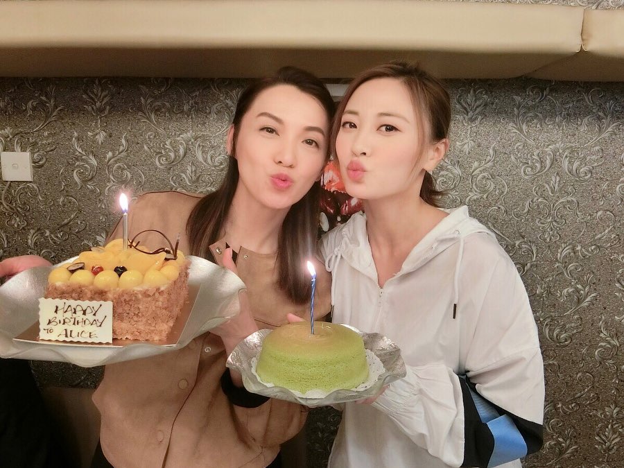 朱朱送蛋糕给炜哥。(ig图片)