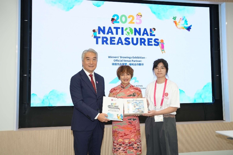 中國賽區青少年組金獎得主與香港國際機場助理總經理 (企業品牌及市場推廣) 何佩珊女士進行得獎畫作拼圖交接儀式。儀式上宣佈作為原創者身份授權IP製作成畫作拼圖,並將於香港國際機場紀念品店售賣,作為「國寶看世界」項目實踐推廣藝術文化交流的第一步。 中國賽區青少年組金獎得主與香港國際機場助理總經理 (企業品牌及市場推廣) 何佩珊女士進行得獎畫作拼圖交接儀式。儀式上宣佈作為原創者身份授權IP製作成畫作拼圖,並將於香港國際機場紀念品店售賣,作為「國寶看世界」項目實踐推廣藝術文化交流的第一步。