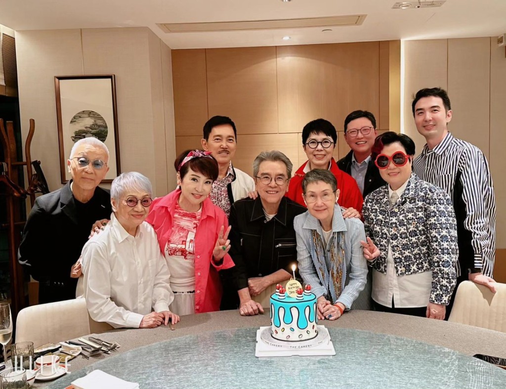 6月19日，姜大卫在IG贴出生日饭局照，关菊英与同性密友亦有现身。