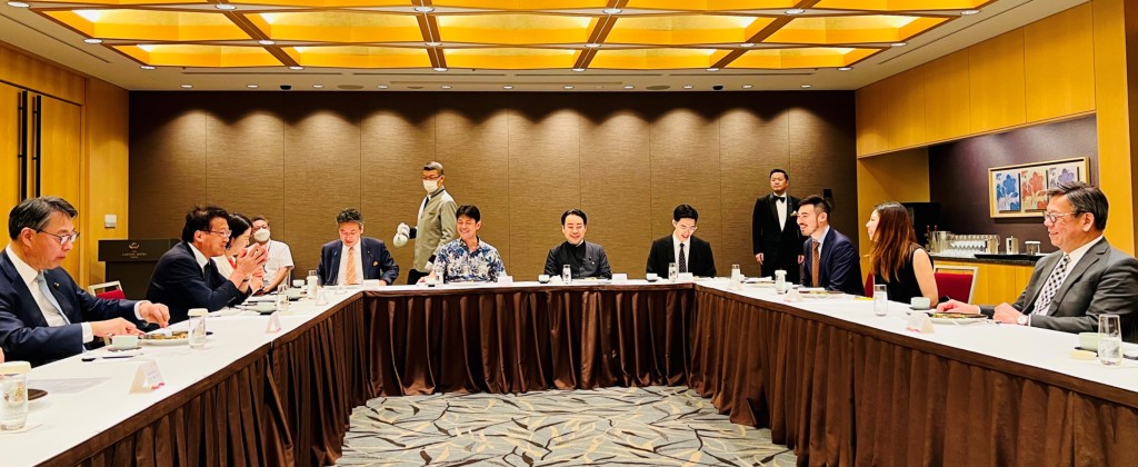丘应桦（右一）为日本香港友好议员连盟的日本国会议员设午宴，就不同经贸议题交换意见。