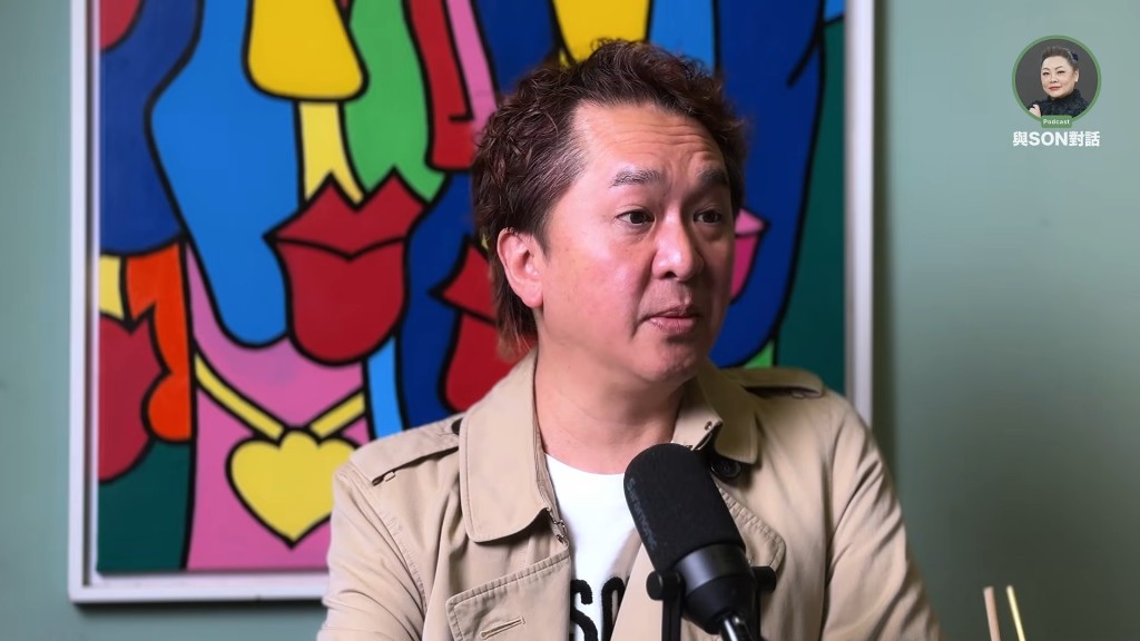 鄧兆尊從容反窒對方「睇做訪問嗰個做咗幾多功課」,令一向以權威自居的Son姐瞬間語塞。(影片截圖:《與Son對話》) 鄧兆尊從容反窒對方「睇做訪問嗰個做咗幾多功課」,令一向以權威自居的Son姐瞬間語塞。(影片截圖:《與Son對話》)