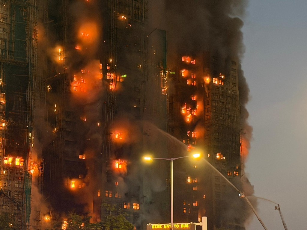 大埔宏福苑宏昌閣發生大火，其後波及旁邊多幢樓宇。曾志恒攝