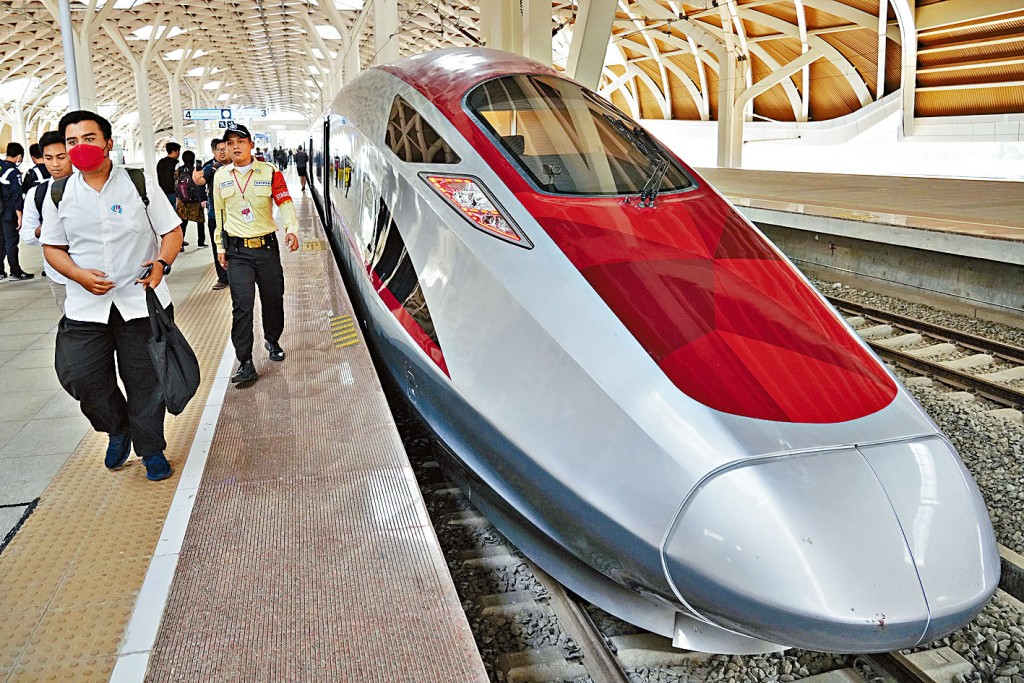 雅萬高鐵上月舉行兩周預約免費試乘體驗活動。圖為停泊在雅加達哈利姆站的高鐵列車。