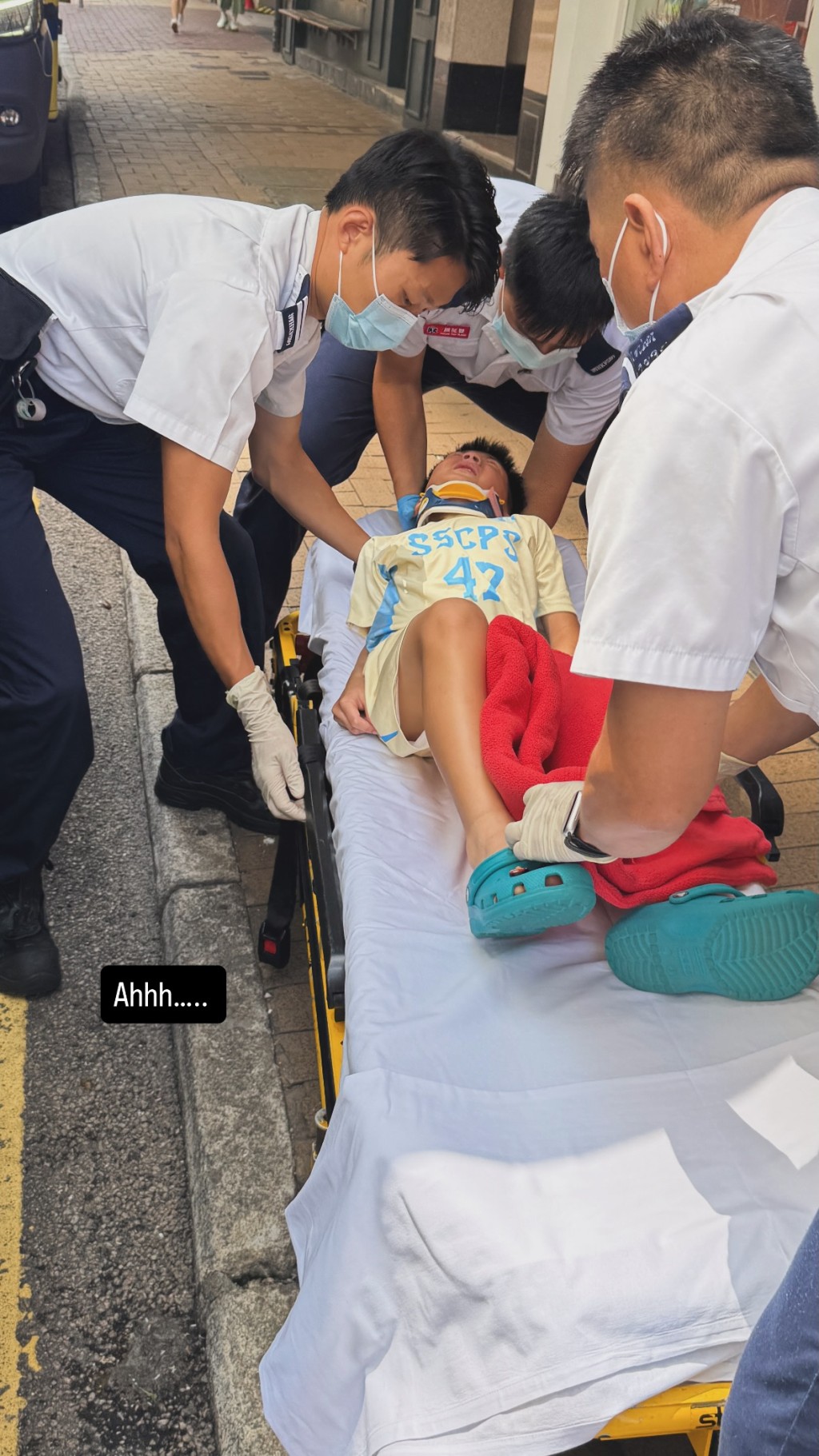 張名雅大仔踢波受傷戴頸箍送院。 張名雅大仔踢波受傷戴頸箍送院。