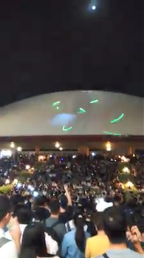 在沙田大會堂百步梯有不少市民聚集。網民Chiu-Yu Wong影片截圖