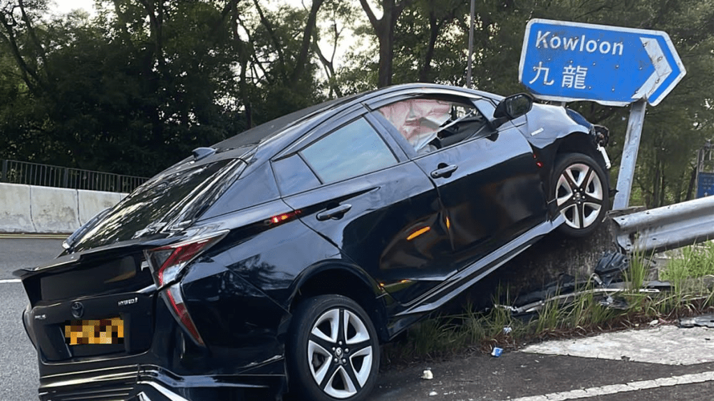 一輛私家車沿將軍澳清水灣道向西貢方向行駛，其間懷疑失控撞壆並撞毀兩個交通標誌。