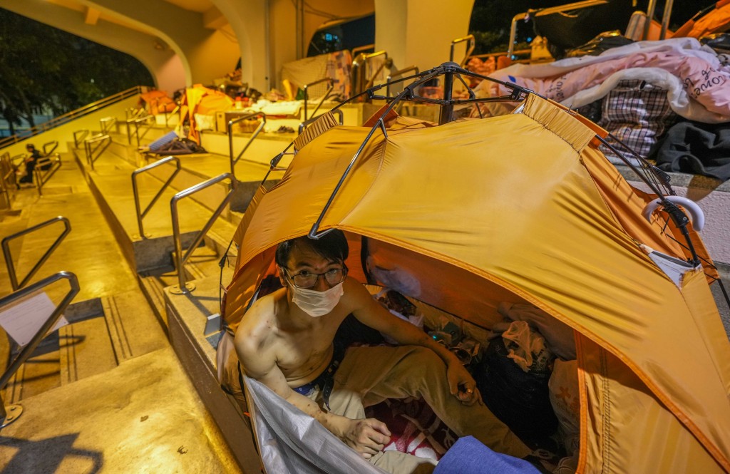 30歲阿明因失業寄宿看台上,憑勤力打工最終告別街頭生活。(雷日昇攝)