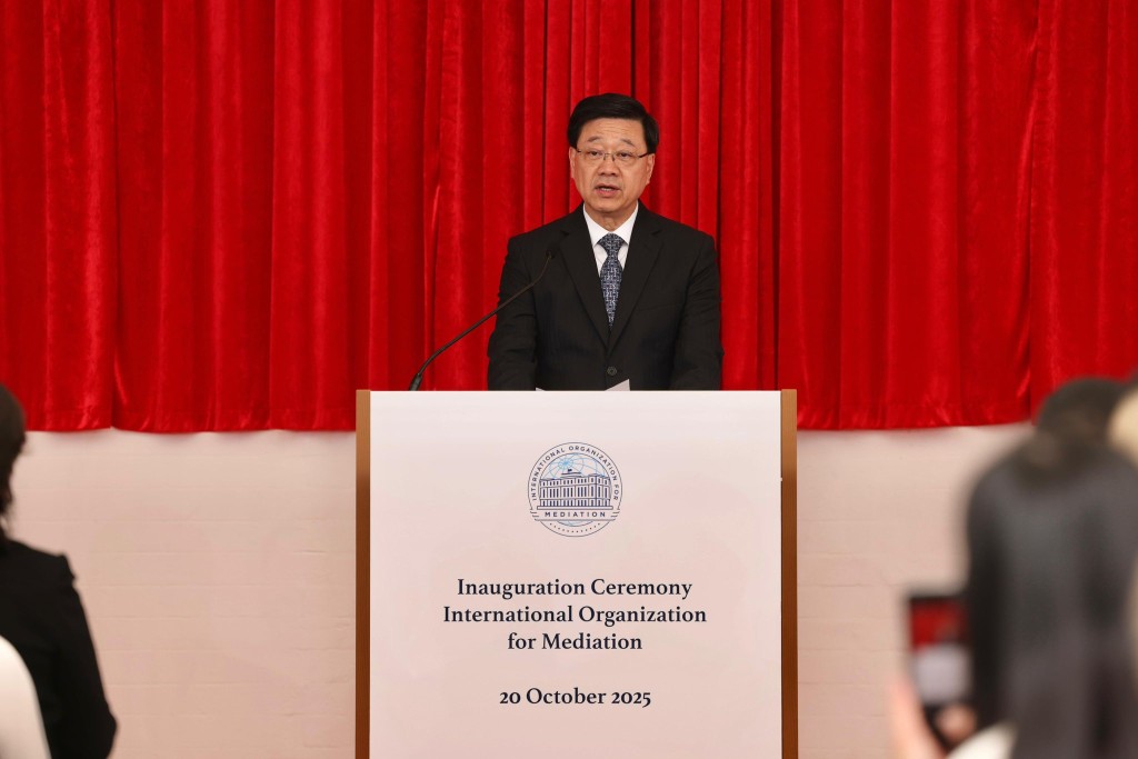 李家超感謝中央人民政府對國際調解院總部落戶香港的大力支持。李家超FB 李家超感謝中央人民政府對國際調解院總部落戶香港的大力支持。李家超FB