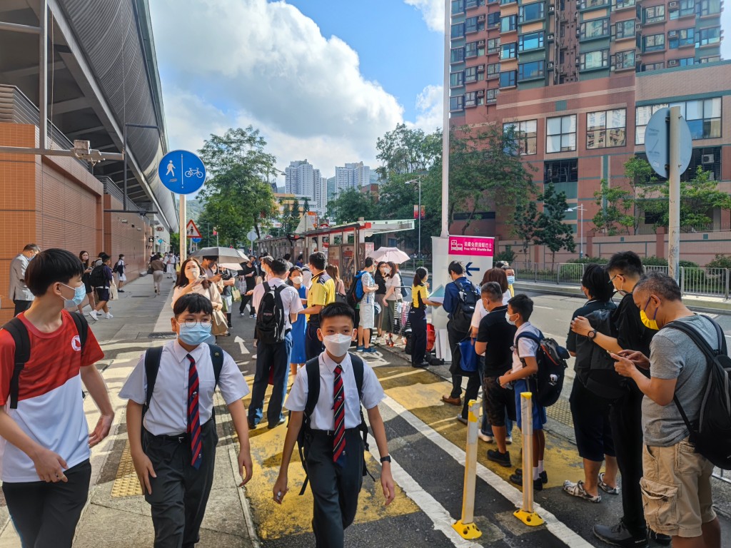 屯馬線列車服務今早受阻約1小時，上班上學市民受影響。