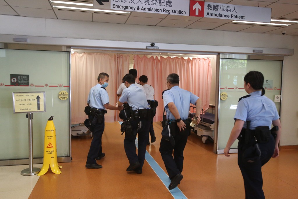 警員及工友在醫院了解情況。徐裕民攝