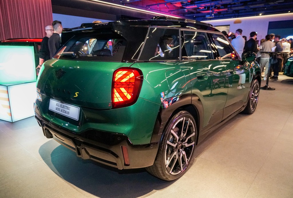 MINI代理同步推出了便宜9萬元的Aceman SE JCW Style版本(一換一優惠價HK$299,800起),內外包裝跟JCW版有9成9相似,只欠強力馬達和強化懸掛。