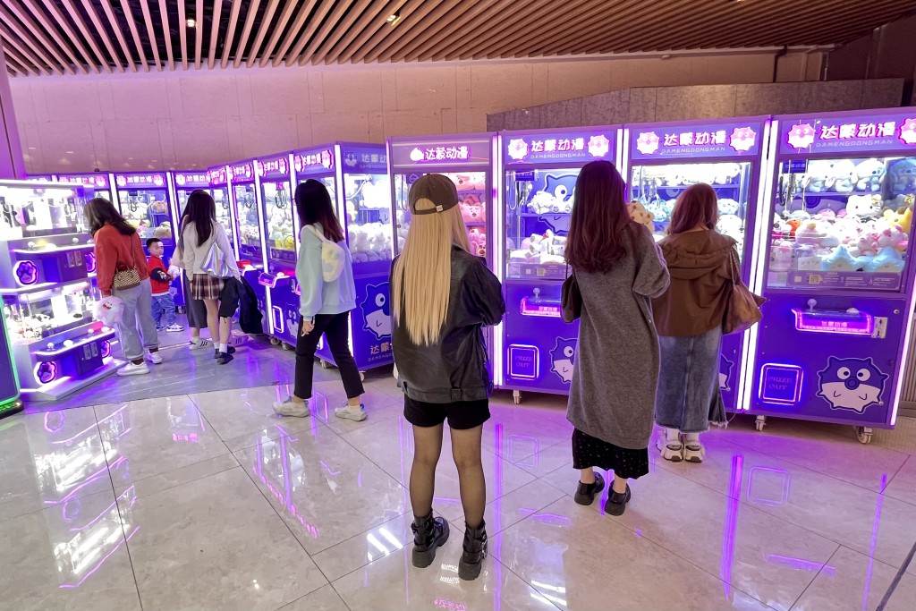 翔龍天地廣場內的夾公仔機吸引了不少年輕人聚集。 盧江球攝 翔龍天地廣場內的夾公仔機吸引了不少年輕人聚集。 盧江球攝