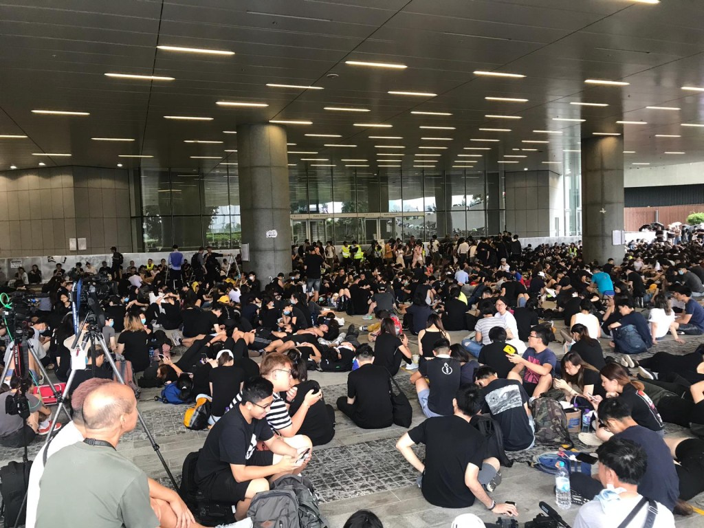立法會示威區有數百名示威者聚集。