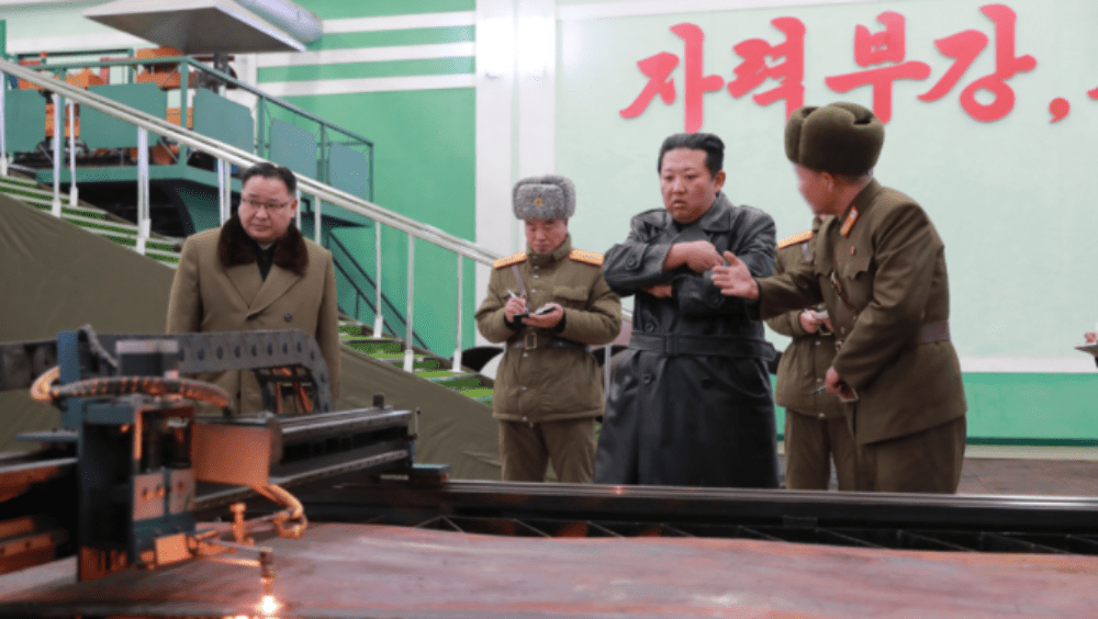 金正恩巡視軍火工廠。朝中社圖片