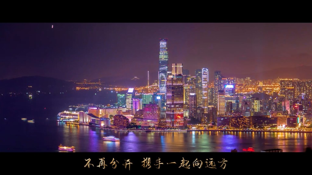 香港璀璨夜景的畫面。微博@人民海軍