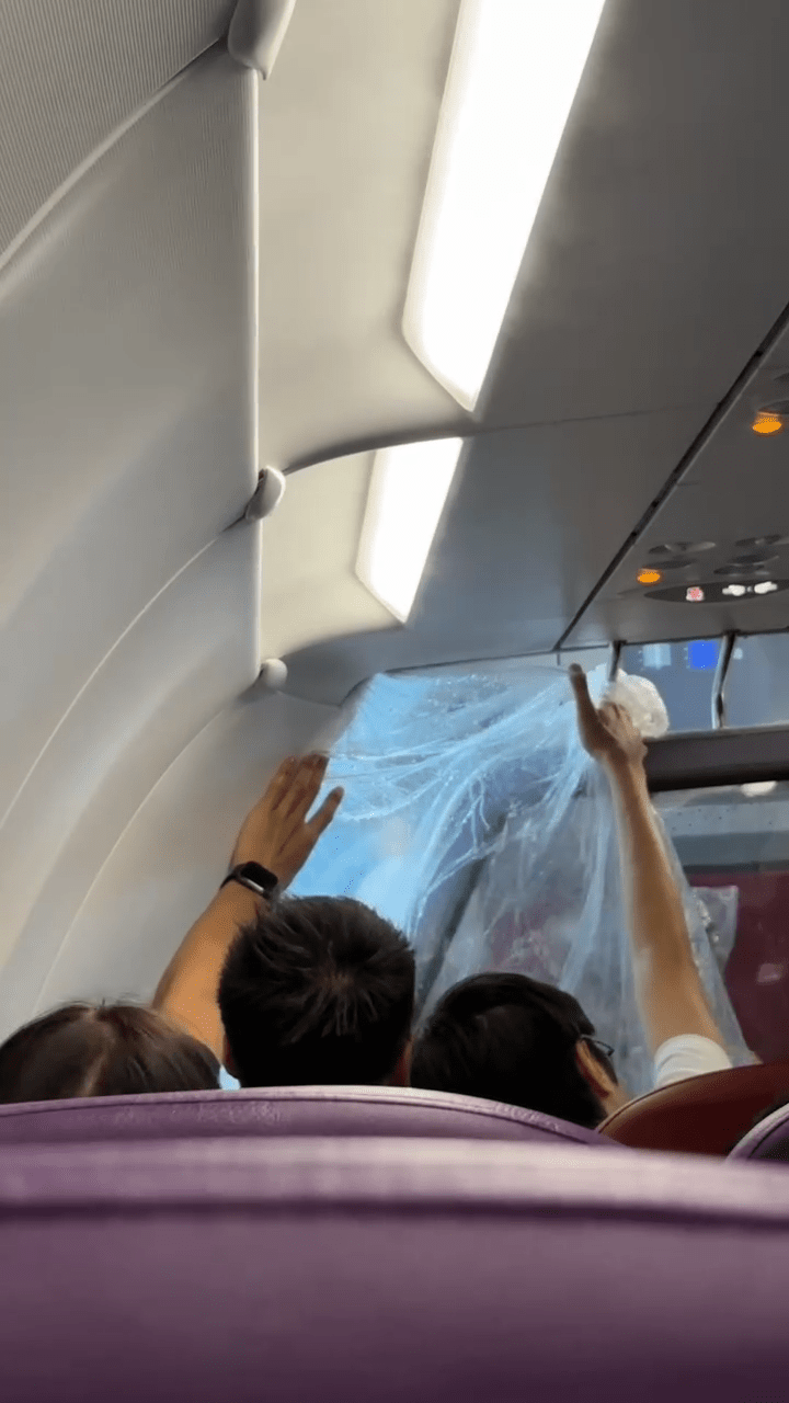 機場巴士亦出現漏水，乘客以膠袋遮蔽。