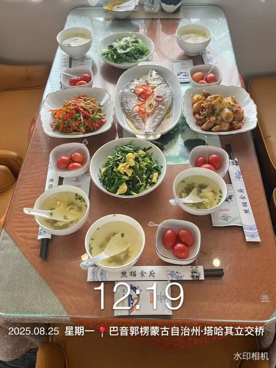 有旅行社透露,片中的餐食其實是擺拍道具。極目新聞 有旅行社透露,片中的餐食其實是擺拍道具。極目新聞