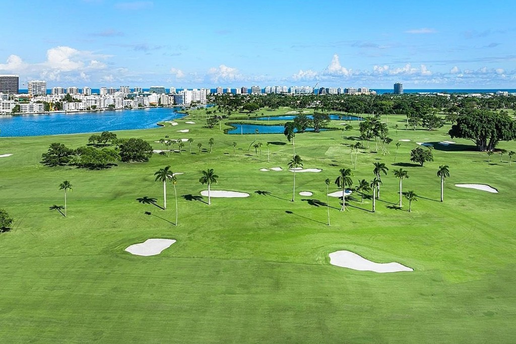 島上的道路、鄉村俱樂部和高爾夫球場均不對公眾開放。