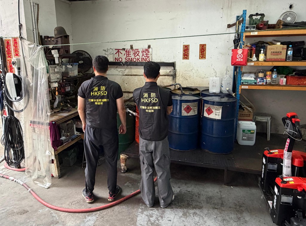 消防檢獲約4300升柴油,市值超過16萬元。 消防檢獲約4300升柴油,市值超過16萬元。