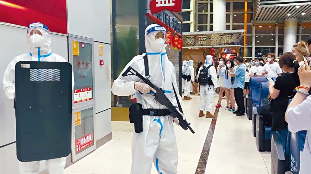 西雙版納突然宣布管控,大批旅客滯留機場,有持槍「大白」維持秩序。