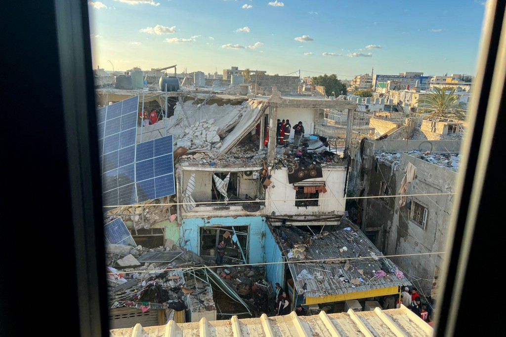 以軍空襲黎巴嫩西頓,造成多間房屋損毀。法新社 以軍空襲黎巴嫩西頓,造成多間房屋損毀。法新社