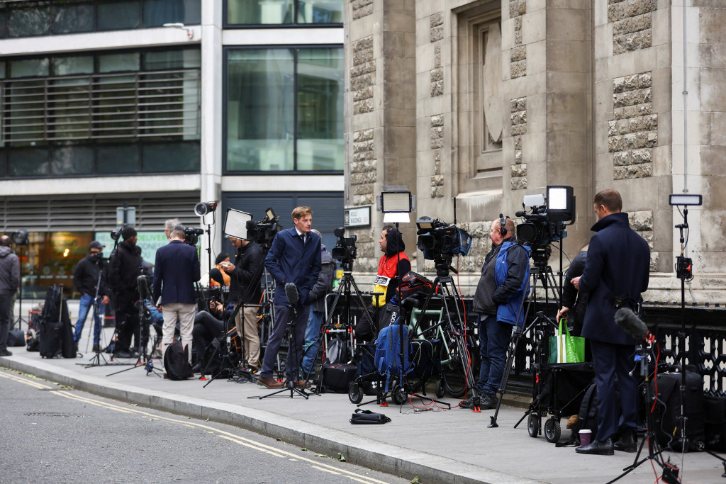 記者集結到倫敦高等法院外等候。路透