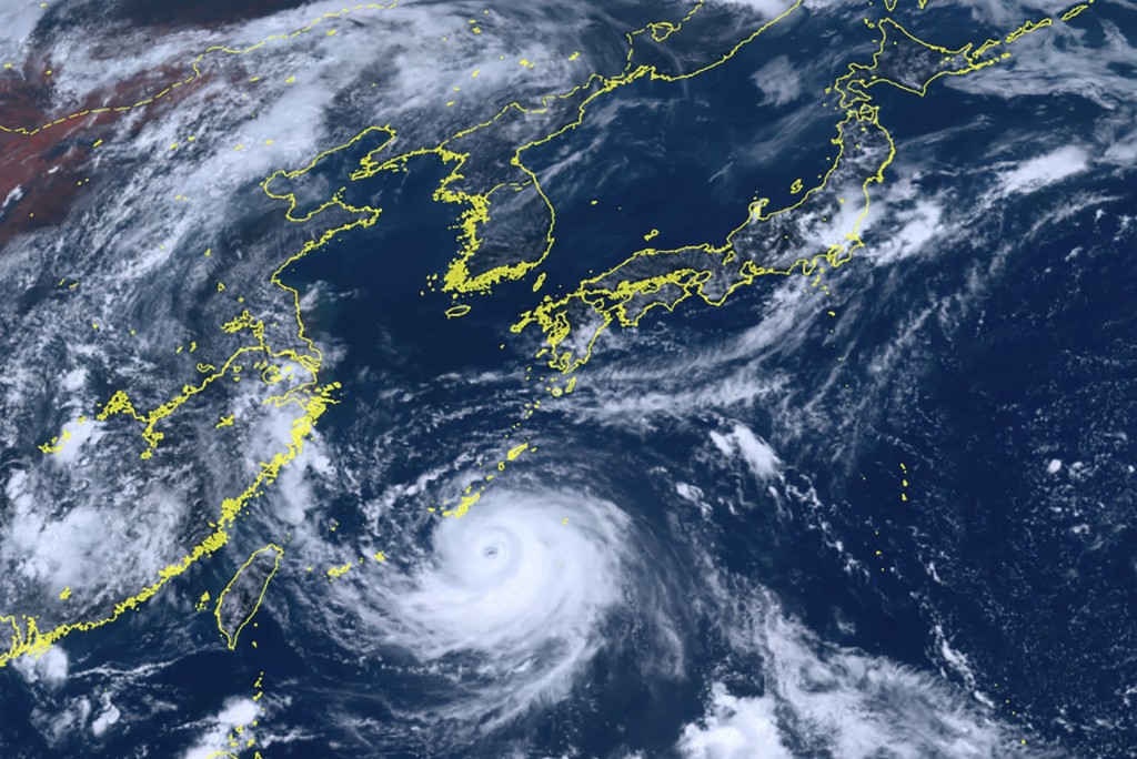 颱風卡努（Khanun）移動速度緩慢，沖繩海陸交通等受影響可能會持續到8月5日之後。 美聯社