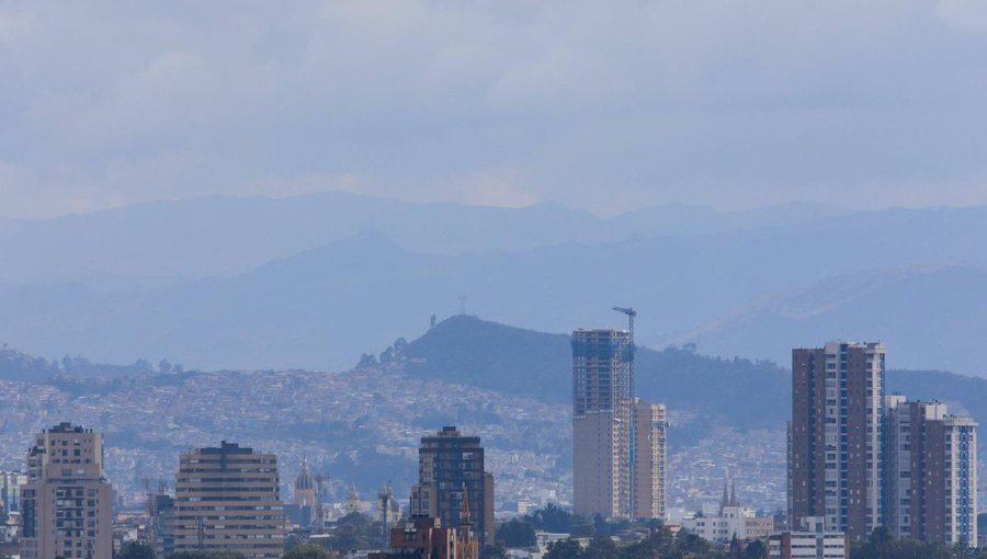 首都波哥大的天空矇上一層灰霧。互聯網圖片