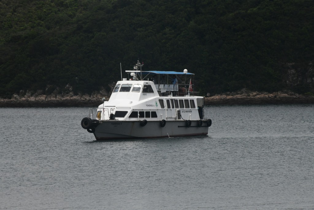 西坝对出海面，有渔护署船只及警方快艇巡逻。梁国峰摄
