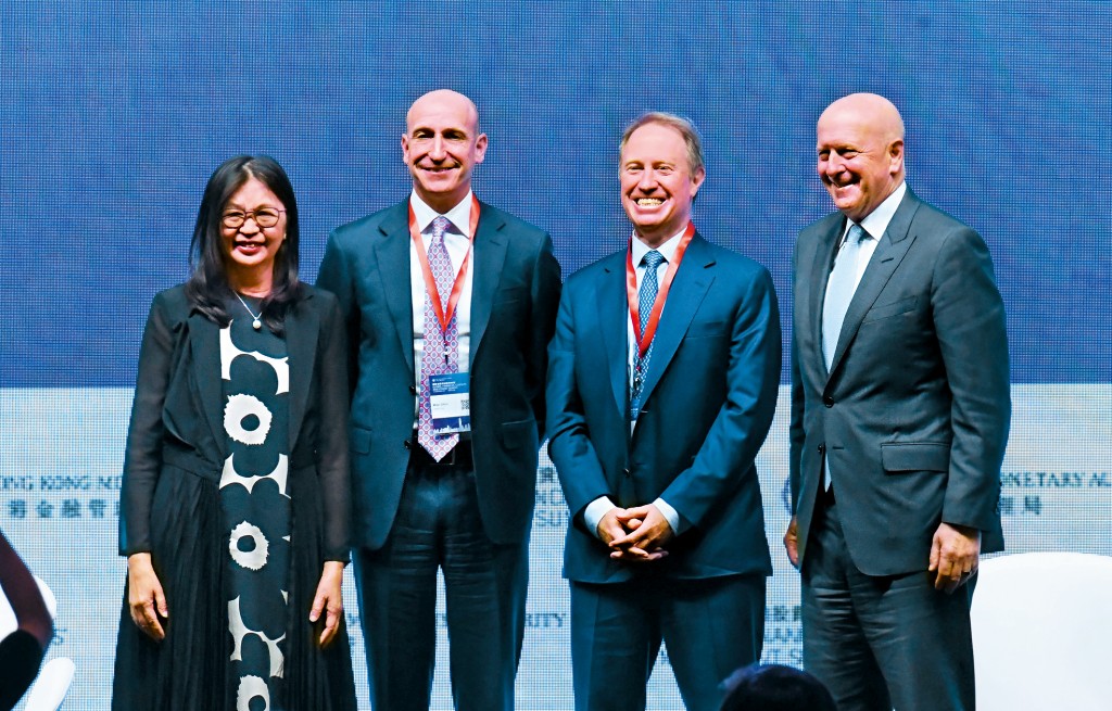 高盛董事長兼首席執行官David Solomon（右一）認為，股市有機會回調，但並不代表基本面崩潰。右二為摩根士丹利主席兼首席執行官Ted Pick，左一為證監會行政總裁梁鳳儀，左二為資本集團總裁兼行政總裁Mike Gitlin。