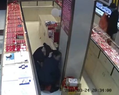 閉路電視拍下蒙面賊搶劫20萬珠寶的畫面。（網圖）