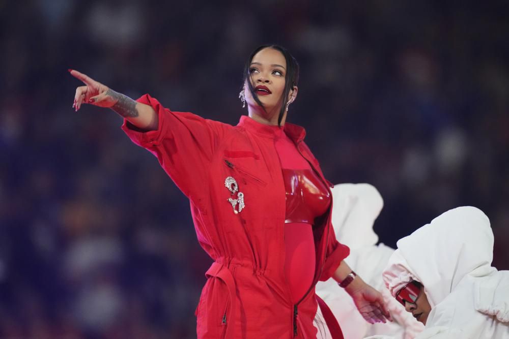 Rihanna在「超级碗」演出时肚凸凸，后来承认再怀第2胎。