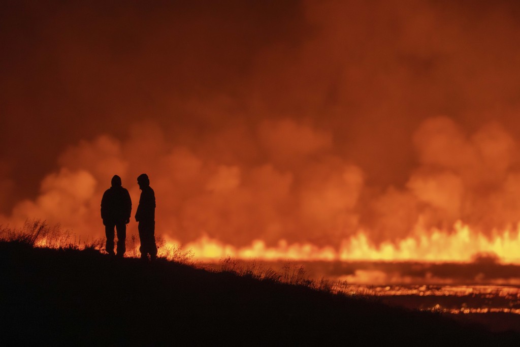 有游客观看火山喷发奇景。美联社