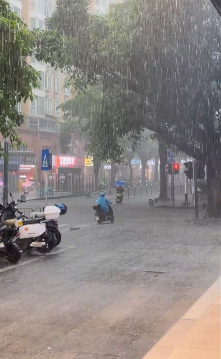 深圳已发暴雨黄色预警，预料2-3小时雨量可达50毫米。小红书＠建平村男孩
