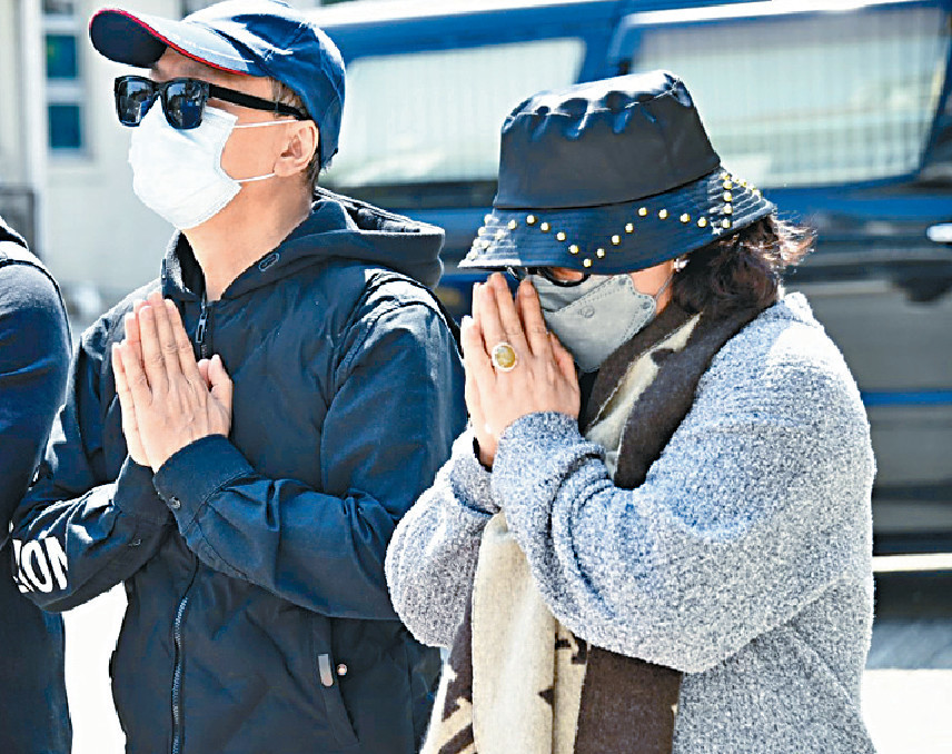 ■家翁家姑譚澤均夫婦等一行十數人,到場路祭。 ■家翁家姑譚澤均夫婦等一行十數人,到場路祭。