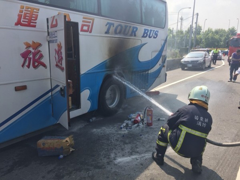 消防人员到场，发现旅游巴后轮轮胎冒烟，已无明火，喷水降温。（网图）