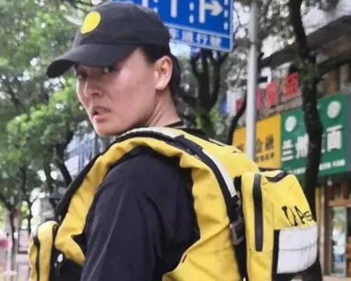 皮划艇世界冠軍、浙江大學公共體育與藝術部教師許亞萍,洪水中一共協助轉移了30多名群眾。(網圖)