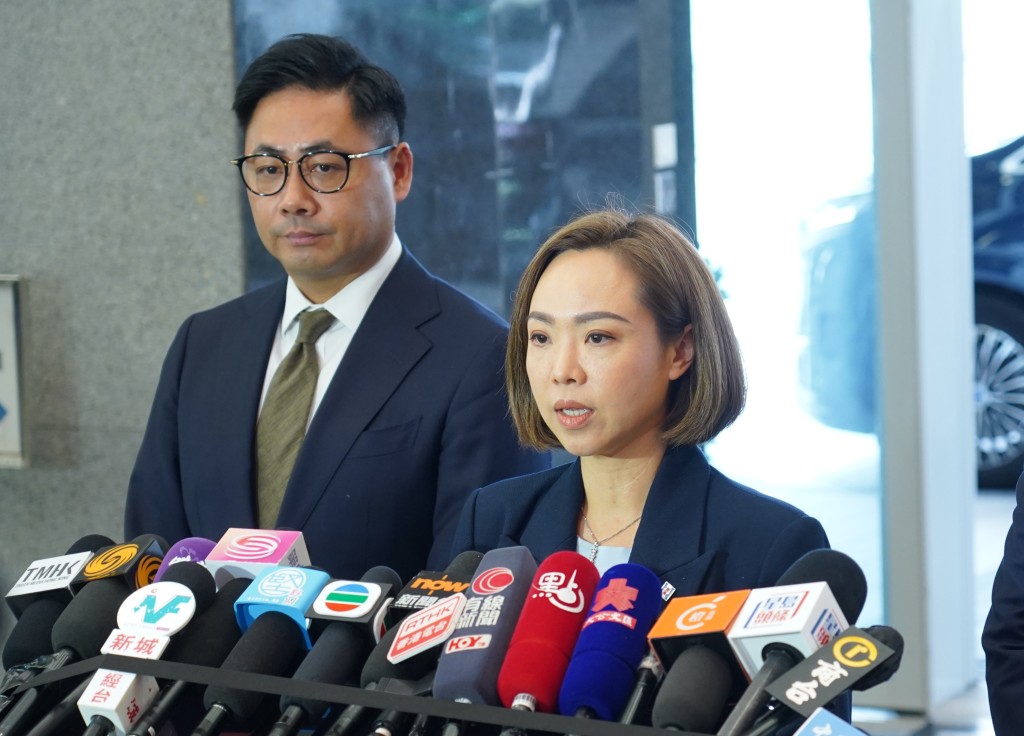 新民黨陳家佩(右)表示,期待政府能夠多落區接觸市民聽意見。 新民黨陳家佩(右)表示,期待政府能夠多落區接觸市民聽意見。